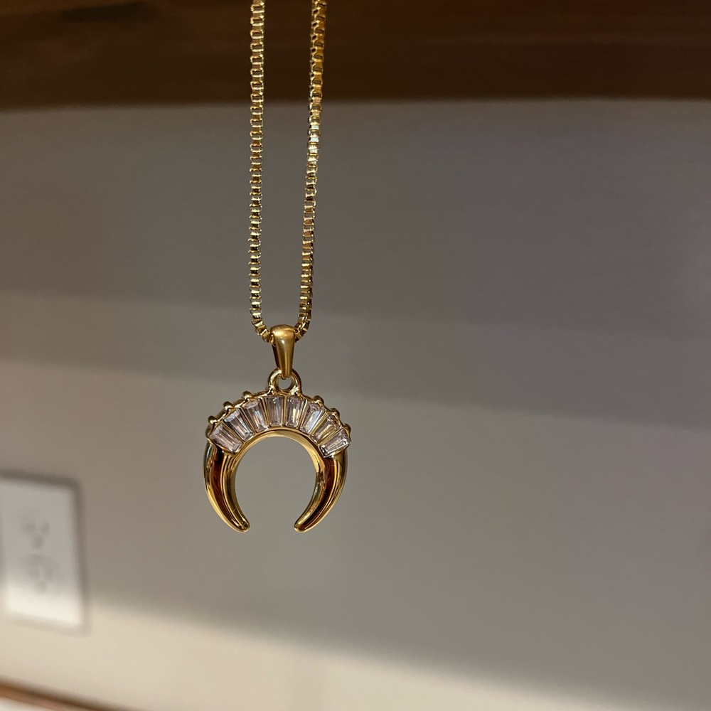 Gold necklace with curved gold pendant